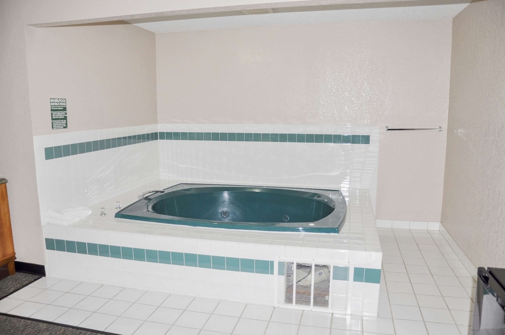 Bison Inn & Suites on University - photo 11