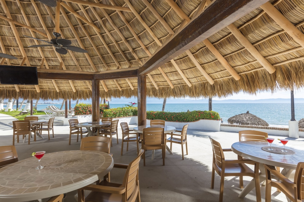 Poolside bar
