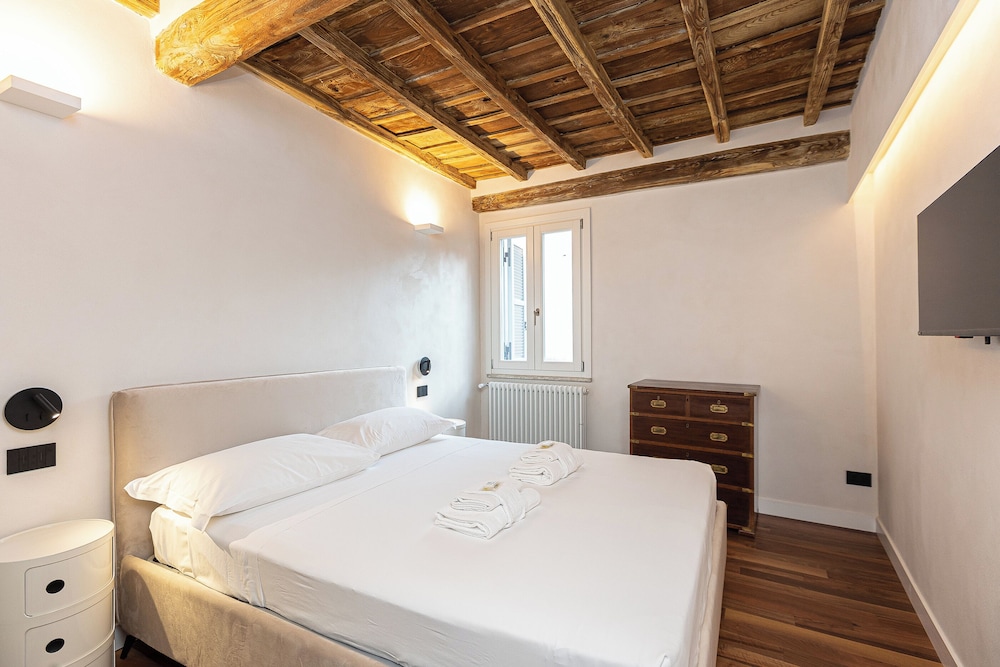 Coronari Rental in Rome — 4-Star Luxury Hotel in Rome, Italy