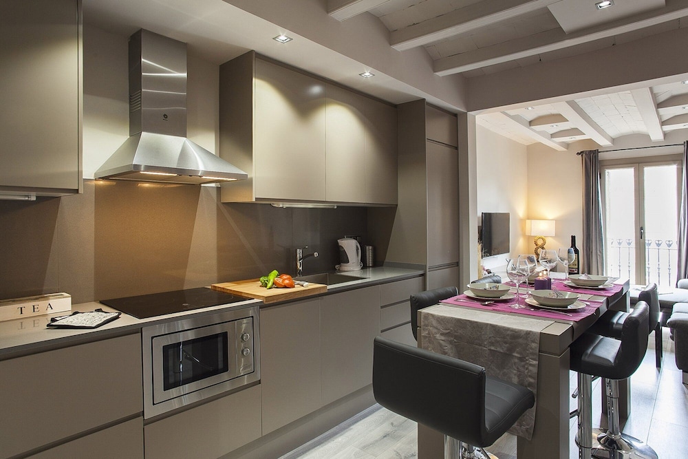Elegant Eixample Apartment nicely decorated — 4-Star Luxury Hotel in Barcelona, Spain