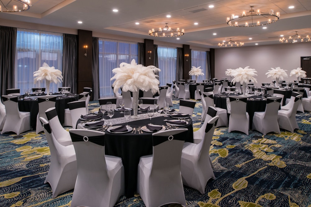 Holiday Inn Hotel & Suites Farmington Hills Detroit NW by IHG - photo 44