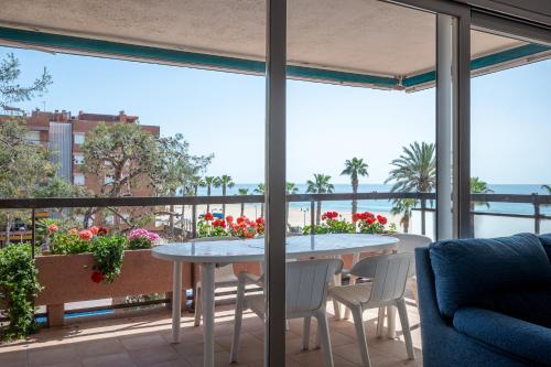 AT091 Els Pins vistas del mar comunidad con piscina — 4-Star Luxury Hotel in Torredembarra, Spain