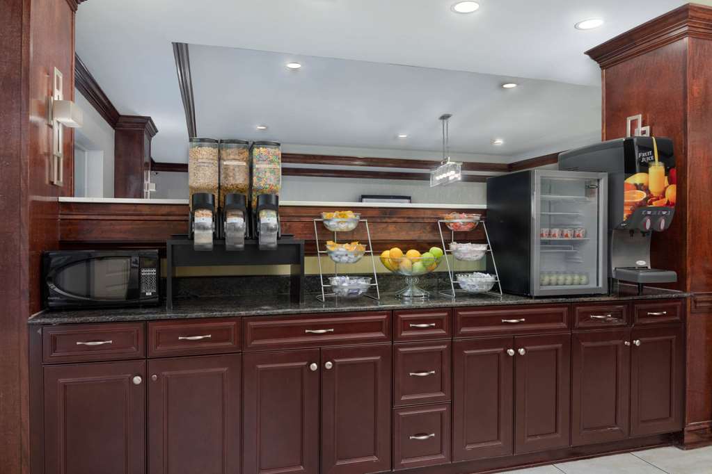 La Quinta Inn & Suites by Wyndham Savannah Airport Pooler - photo 24