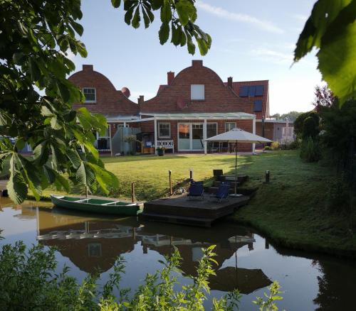 Grachtenkate - carbon neutral hotel in Unknown City