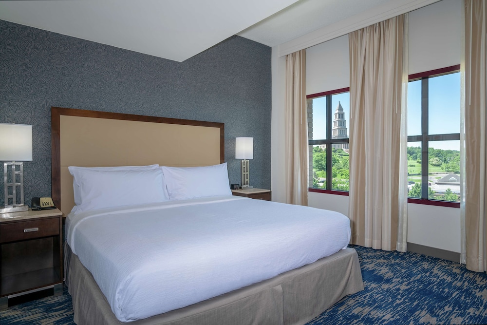 Embassy Suites by Hilton Alexandria Old Town - photo 8