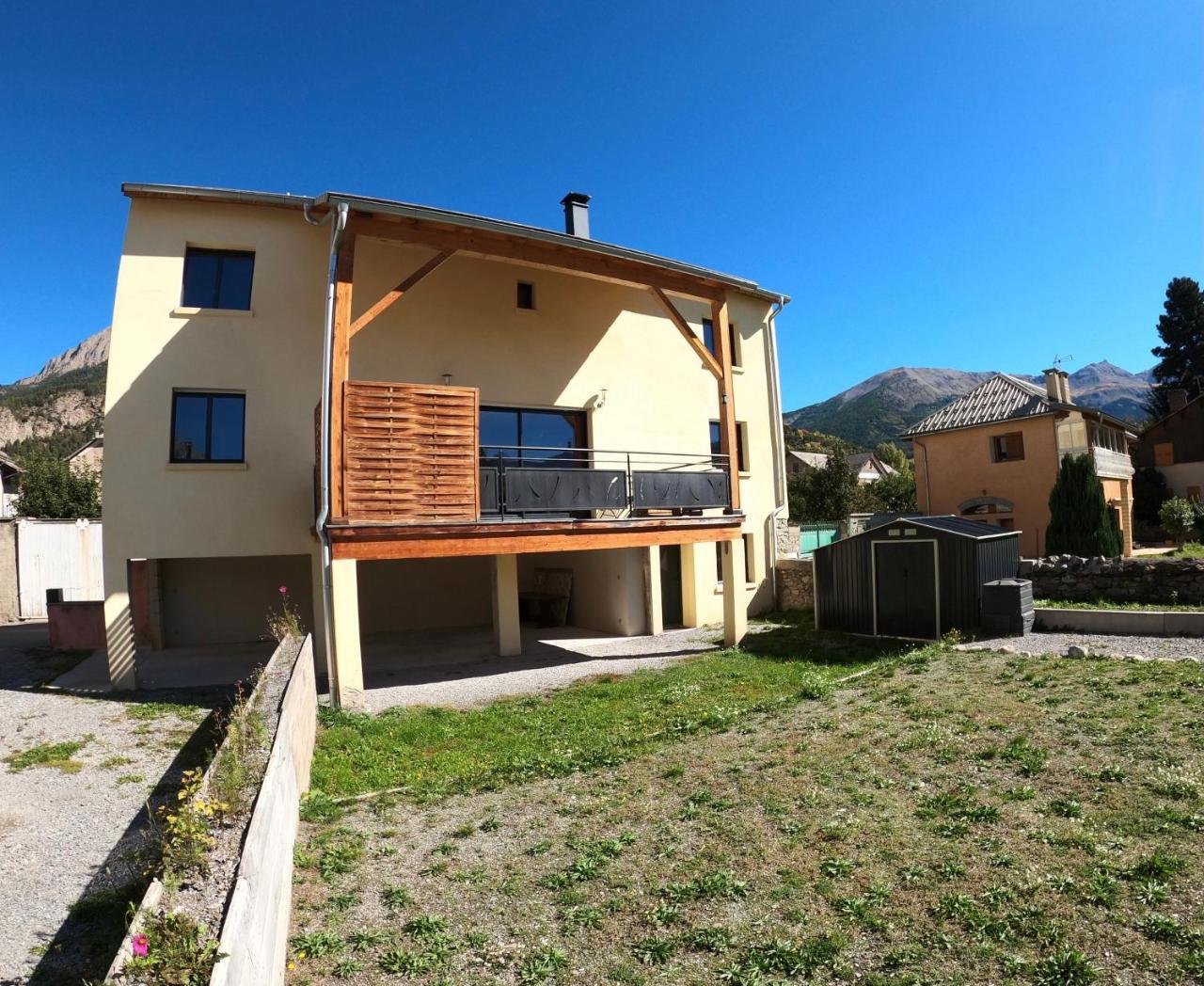 Maison Neuve Proche de Barcelonnette — 4-Star Luxury Hotel in Jausiers, France