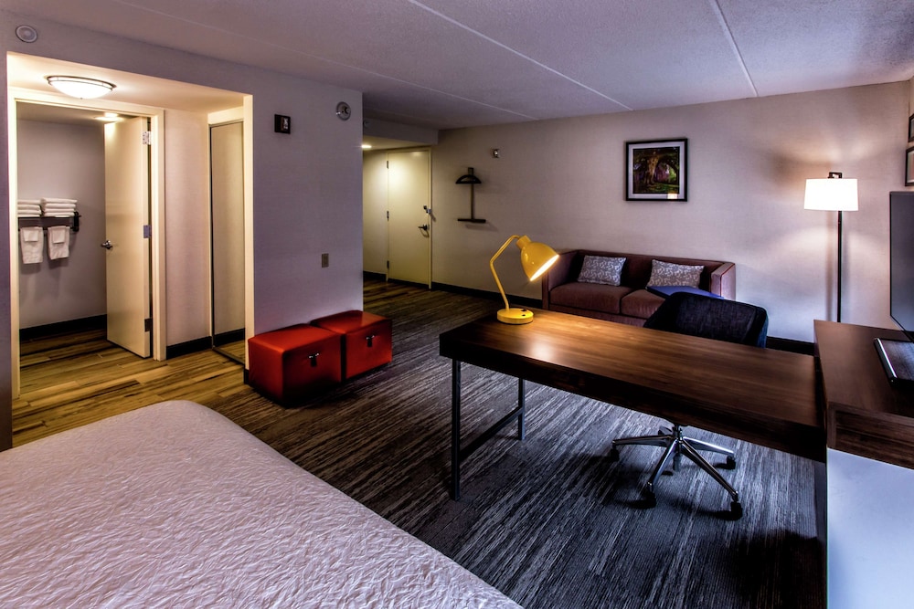 Hampton Inn & Suites Staten Island - photo 28