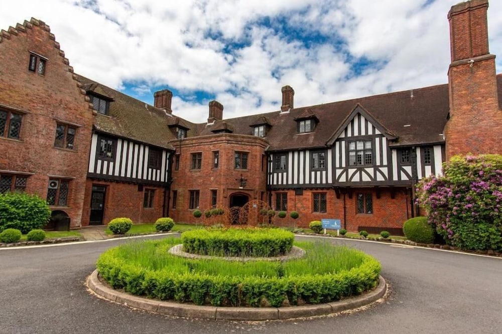 Hogarths Stone Manor - carbon neutral hotel in Kidderminster