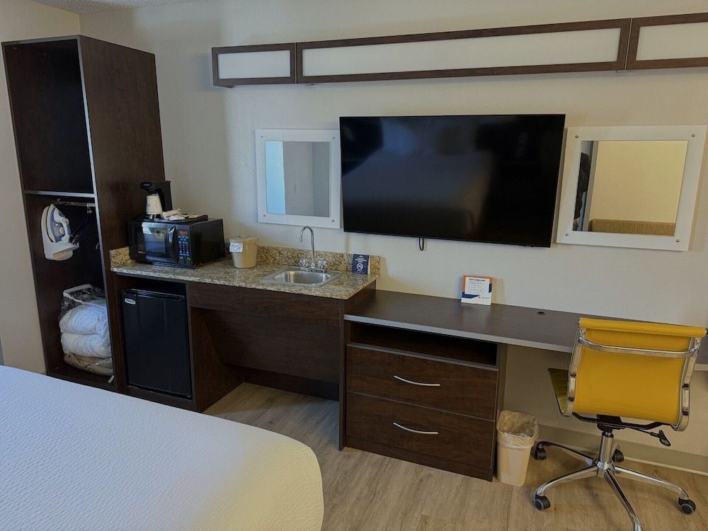 Microtel Inn & Suites by Wyndham Wheeling at Highlands - photo 10