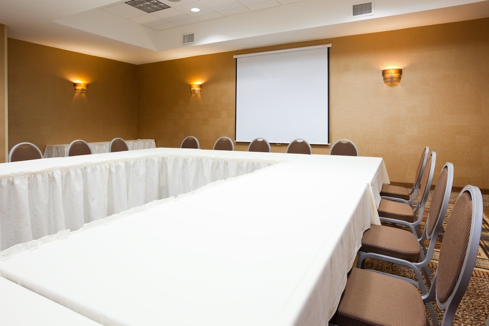 Holiday Inn & Suites Green Bay Stadium by IHG - photo 27