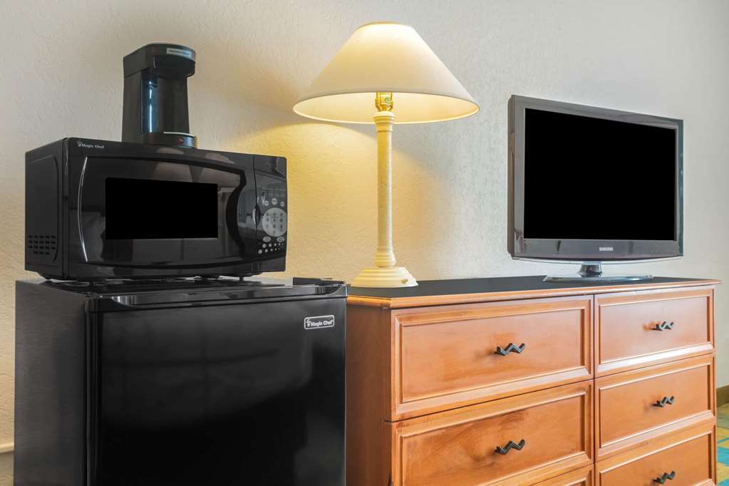 Days Inn by Wyndham Del Rio - photo 20