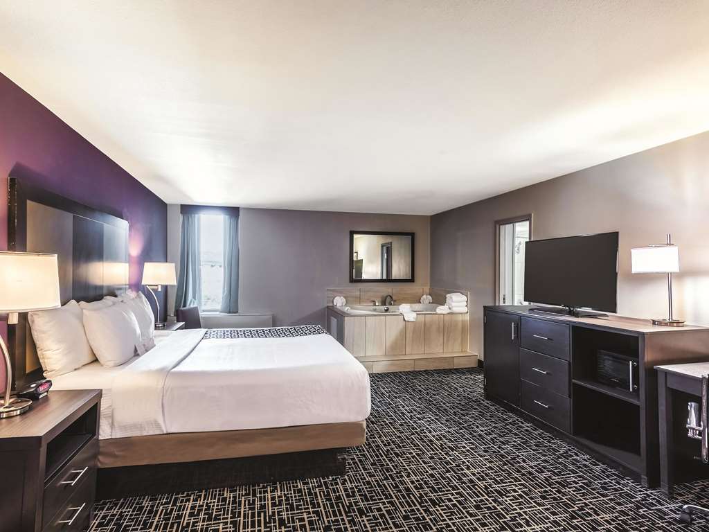 La Quinta Inn & Suites by Wyndham Colorado Springs North - photo 13