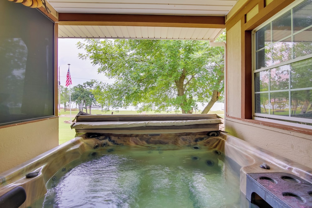 Cozy Lake Eufaula Hideaway with Fire Pit and Hot Tub — hotel in Eufaula