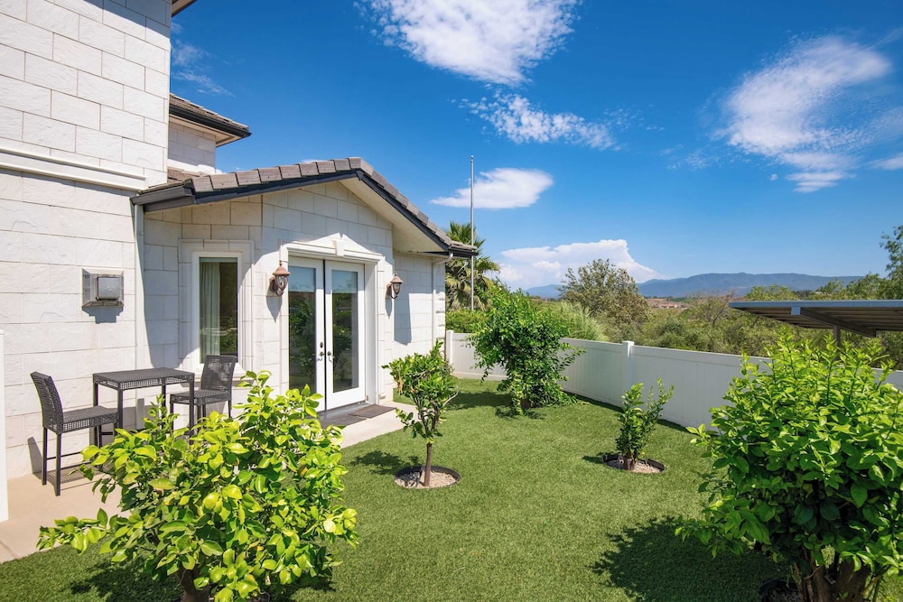 Grand Contento by AvantStay Extraordinary Estate w Pool Movie Room - photo 43