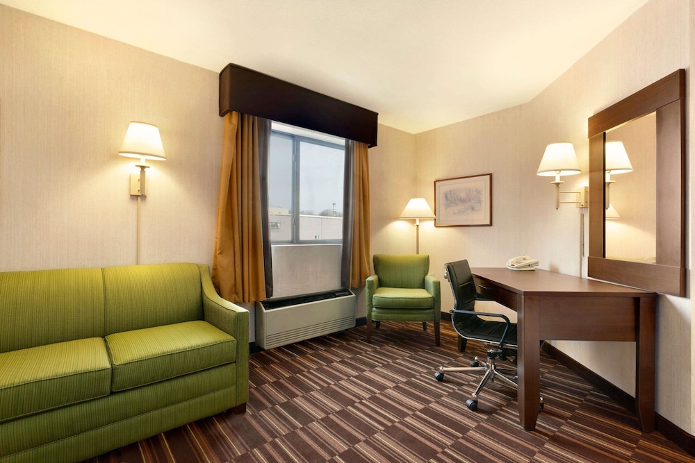 Riverdale Inn - photo 8