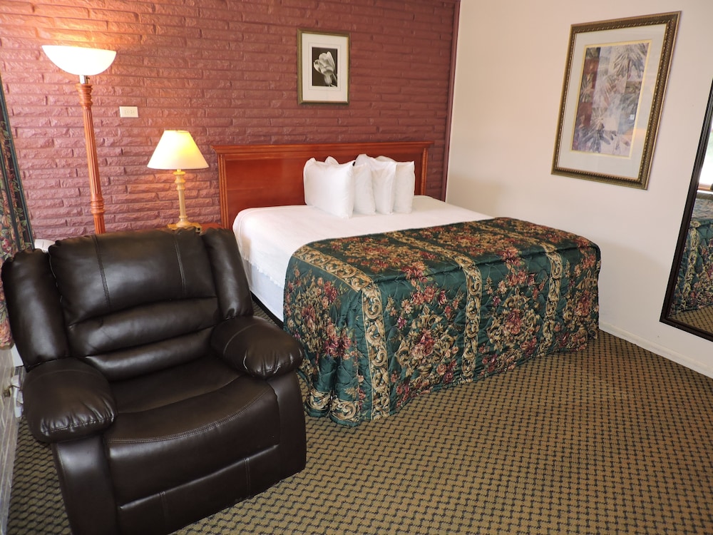 Indian Hills Inn & RV Park - photo 8