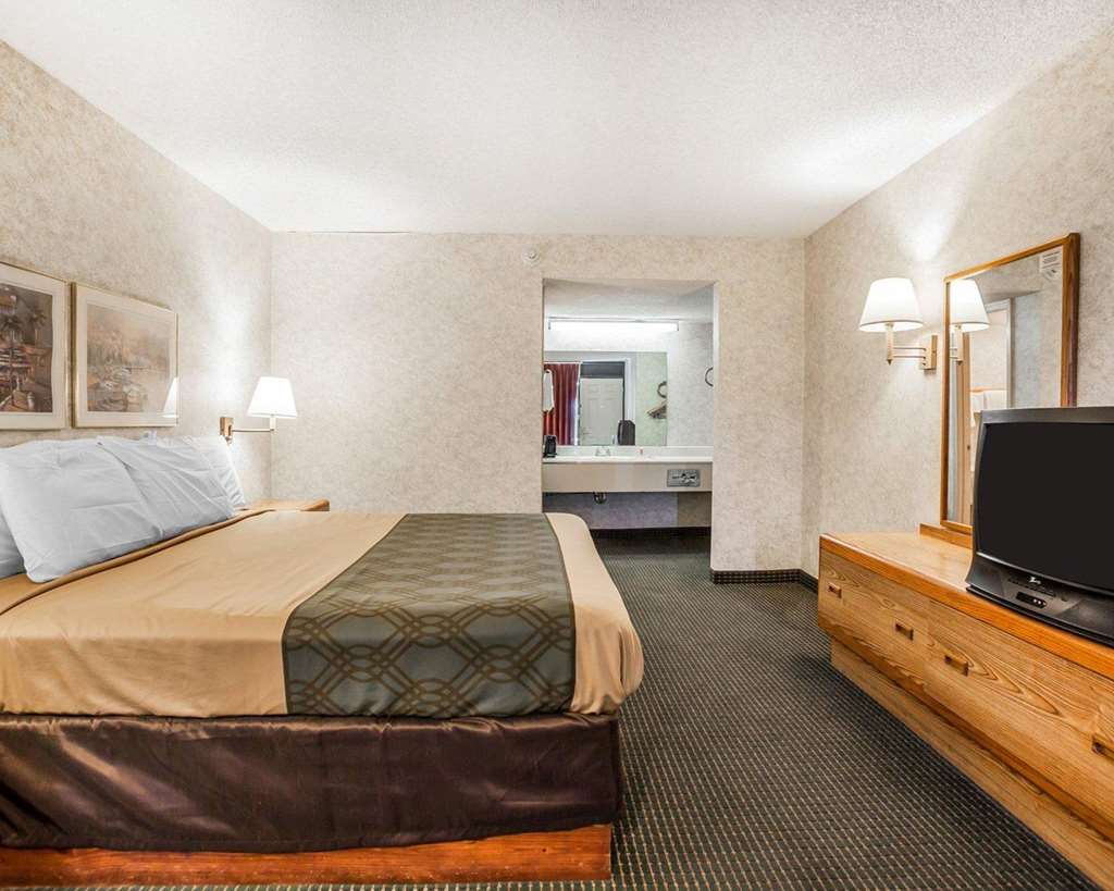 Econo Lodge Jefferson City - photo 17