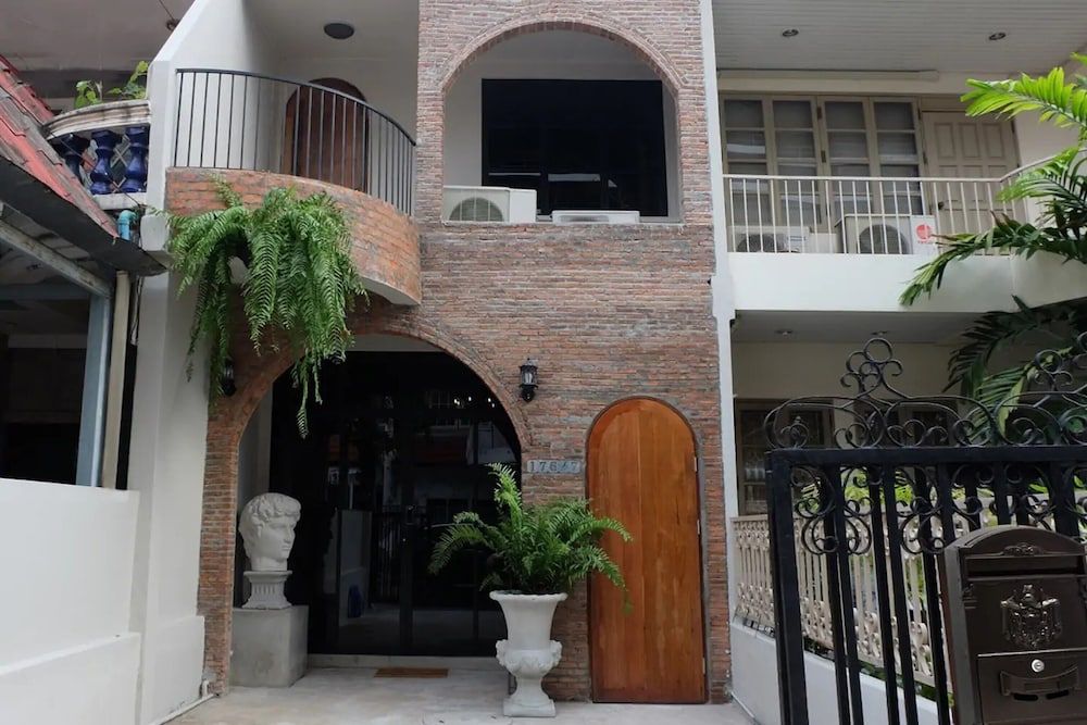 Beautiful 3 Bedroom Baroque House near Asoke BTS — 4-Star Luxury Hotel in Bangkok, Thailand