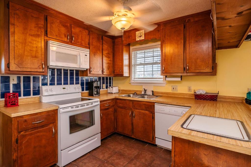 Beach Barn by Oak Island Accommodations - photo 13