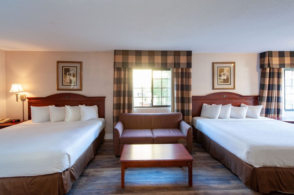 Studio City Court Yard Hotel - photo 9