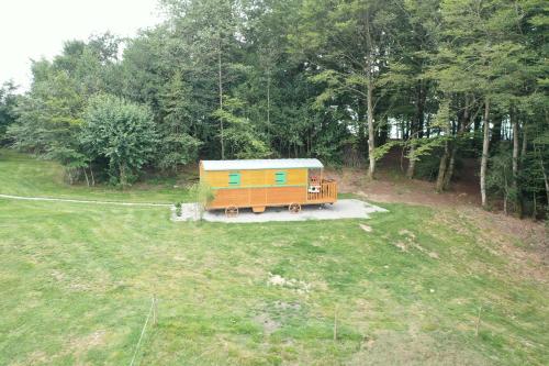 Roulotte Du Mas Capel — hotel in Salles-Curan