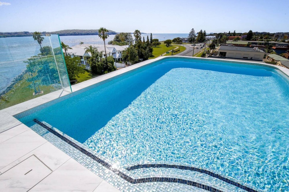 Superb 2 Bed Apartment with Scenic Bay Views — 4-Star Luxury Hotel in Batemans Bay, Australia