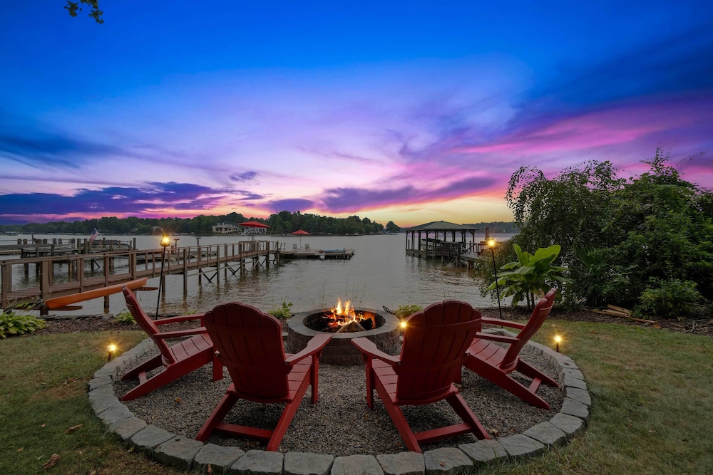 Commodore Bay Waterfront Home on Lake Norman — 4-Star Luxury Hotel in Mooresville, United States