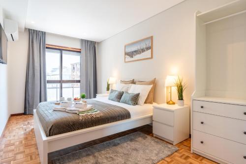 Host Wise Bright and Elegant Urban Flat with Balcony — 4-Star Luxury Hotel in Porto, Portugal