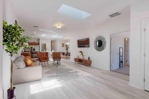 Modern Home 3BR Next to Airport Netflix Casino