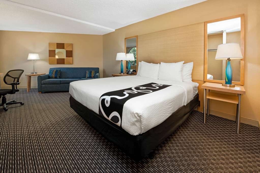 La Quinta Inn & Suites by Wyndham West Palm Beach Airport - photo 26