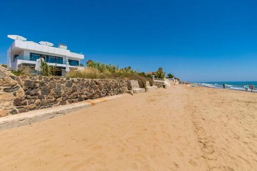 Villa Frontline Beach Costabella Marbella — 4-Star Luxury Hotel in Marbella, Spain
