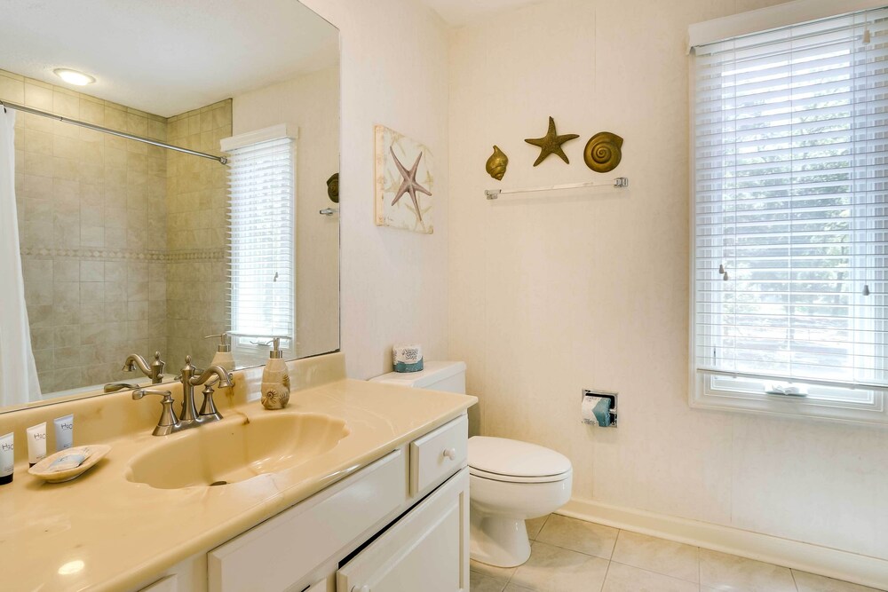 Hilton Head Resort Condo w Pool Access - photo 17