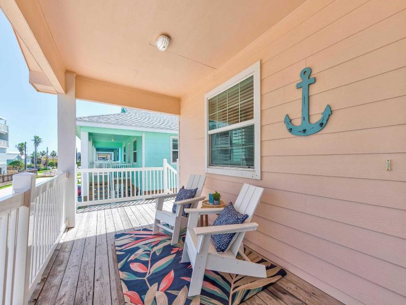 Salty Peach by Avantstay Private Pool New Decor - photo 27