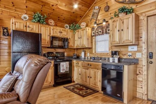 Mountains 4 Miles Panoramic Views Hot Tub & Fire Pit near Pigeon Forge - photo 8