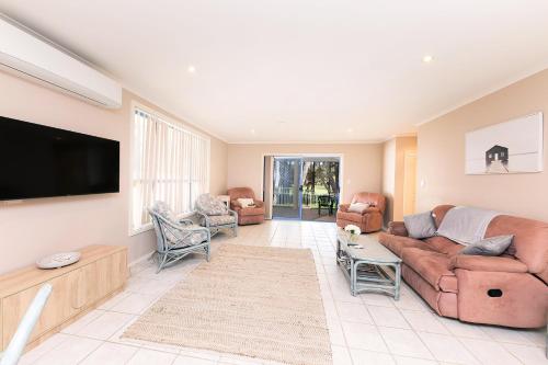 The Fairways 5 — carbon neutral stay, Forster