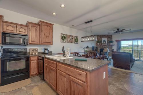 2BR Village At Indian Point 1707 near SDC Free Tickets Daily up to 500 in Branson, United States