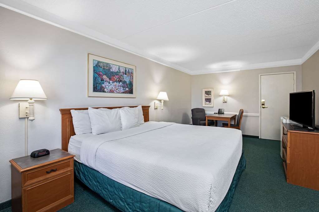 La Quinta Inn by Wyndham El Paso East Lomaland - photo 16