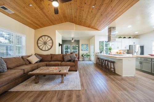 Lavender & Vine Downtown Retreat with Hot Tub and Fire Pit — hotel in Templeton