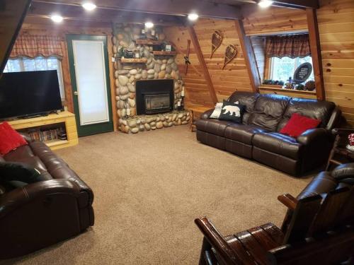 Sleeps 13 Minutes to Yellowstone — 4-Star Luxury Hotel in Island Park, United States
