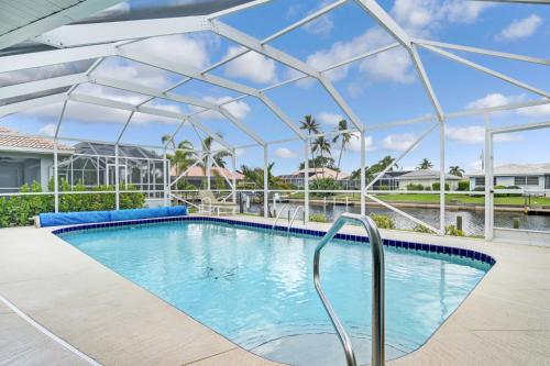 Waterfront Paradise Heated Pool Dock Grill Fishing near restaurants and shops in Punta Gorda, United States