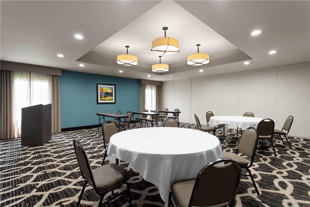 La Quinta Inn & Suites by Wyndham Columbus Edinburgh - photo 36
