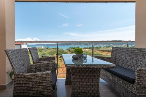 Amazing sea view apartment Romantica — 4-Star Luxury Hotel in Kastel Stafilic, Croatia