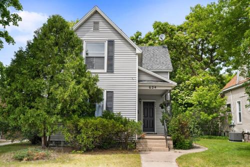 Vintage Vibes Duplex Downtown Beach AC Restaurants in Traverse City, United States