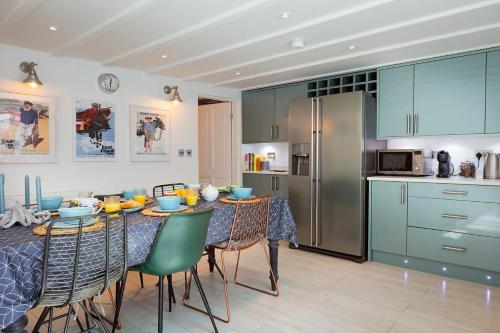 Flora Dora Luxury cottage modern central ideal for groups and families