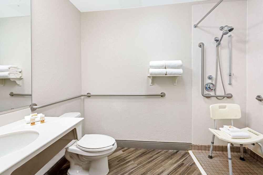 La Quinta Inn & Suites by Wyndham Houston West Park 10 - photo 15