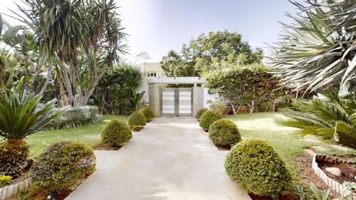 Villa 44 Superbe Villa Moderne 7 chambres 2500m2 piscine cinema clim meublee — 4-Star Luxury Hotel in Rabat, Morocco