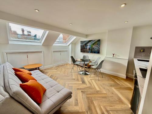 Central Modern Westfield close to Tube station — 4-Star Luxury Hotel in London, United Kingdom