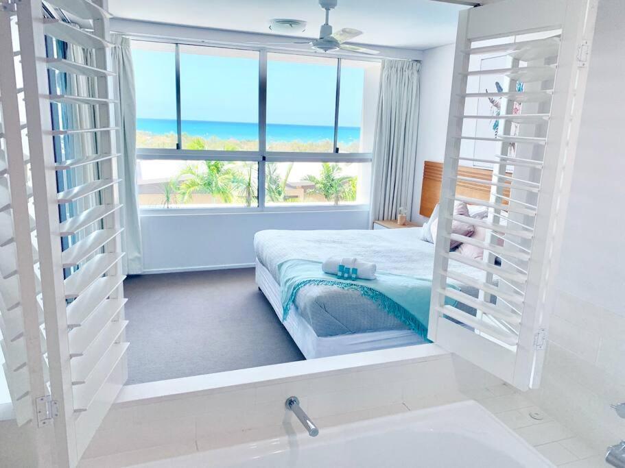 Azure Sea Oceanviews Wifi 2 Pools Gym — 4-Star Luxury Hotel in Airlie Beach, Australia