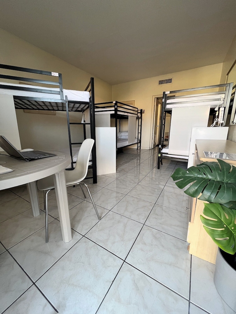 Bposhtels Hollywood Florida Hostel - photo 6