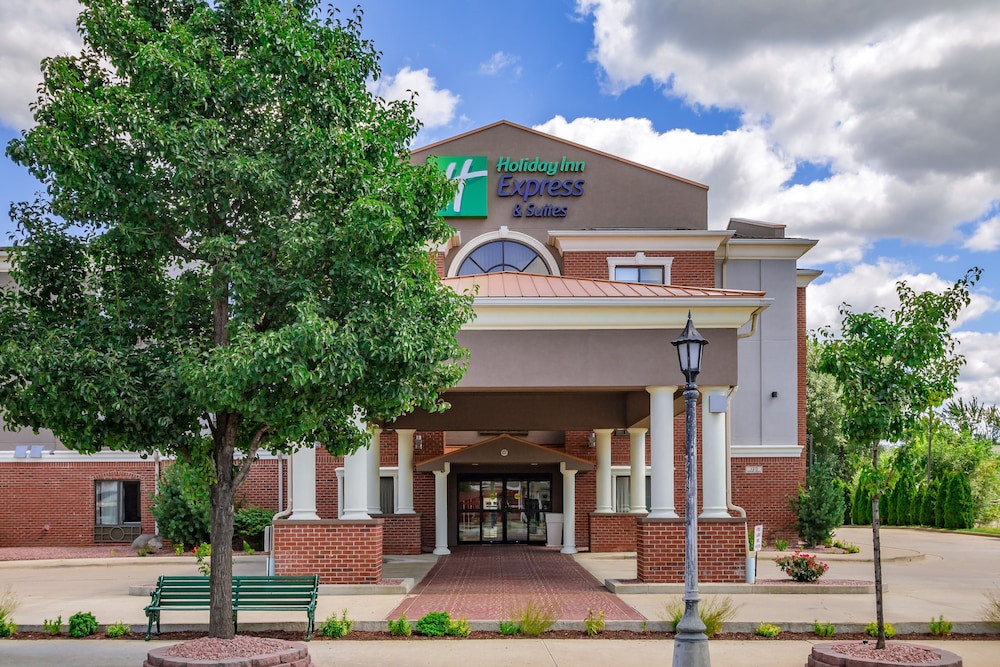 Holiday Inn Express Hotel & Suites South Bend by IHG - photo 90